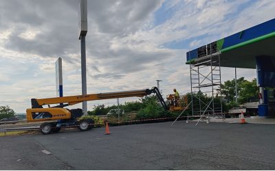 Hogyan történik a karos emelőgépeken a gumicsere?