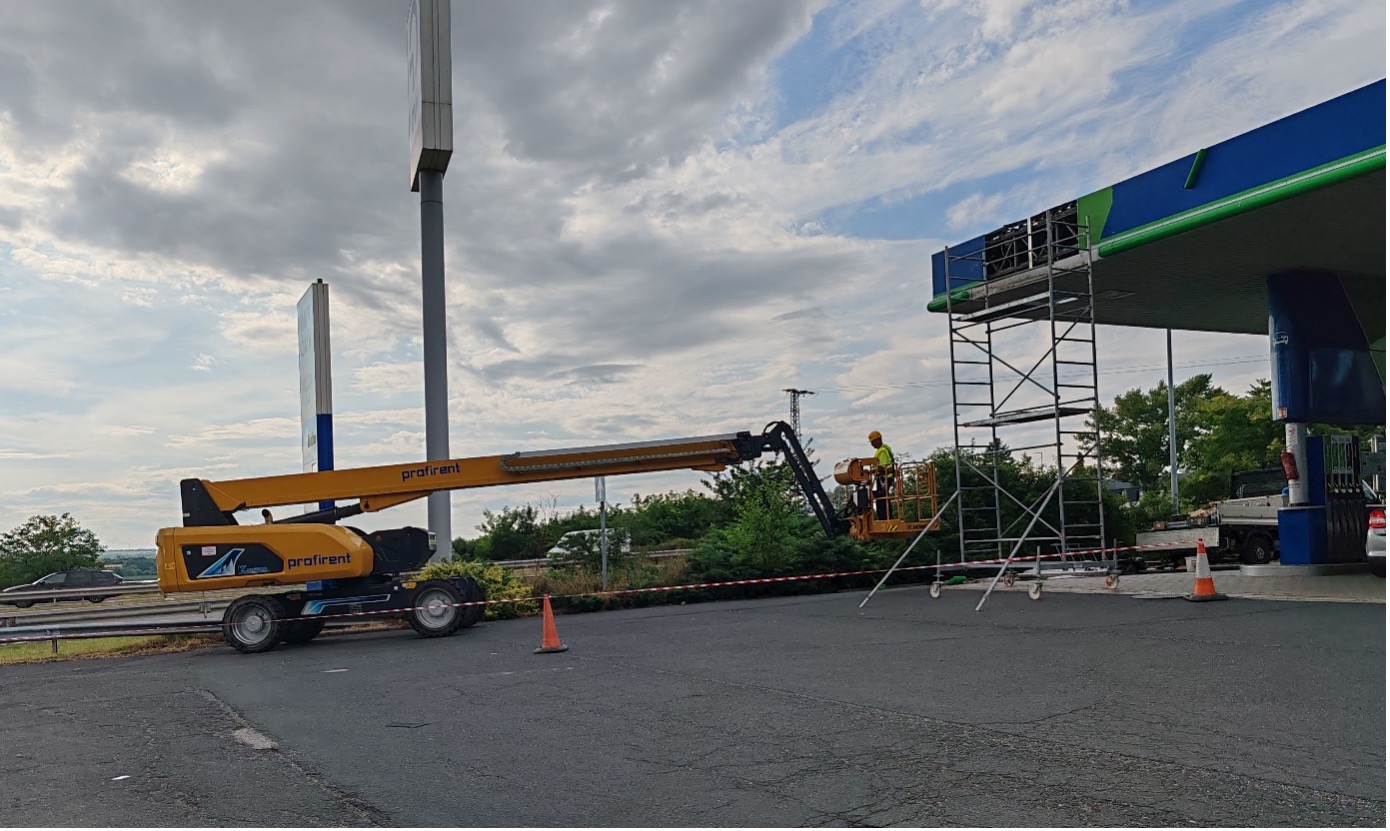 Hogyan történik a karos emelőgépeken a gumicsere?
